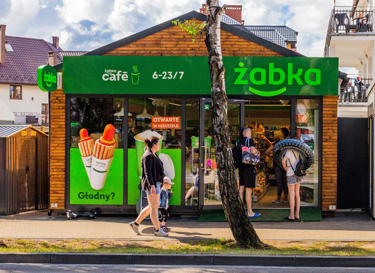 90 sklepów sezonowych sieci Żabka działa w miejscowościach turystycznych